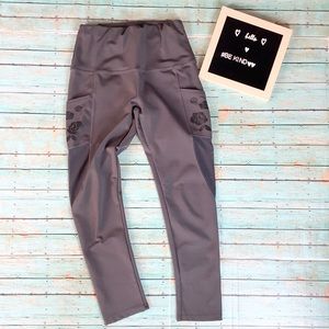 Amazon leggings, great quality gray w rose detail 2 pockets fits s/m 3/4 length